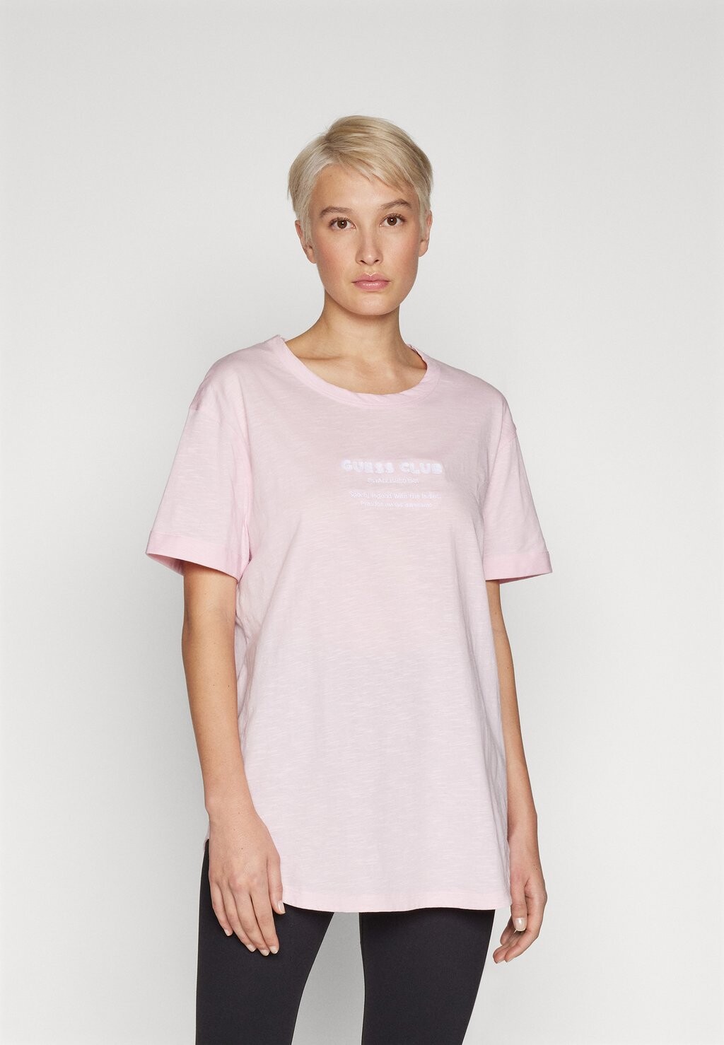 

Футболка с принтом LEAH Guess, цвет dragon pink