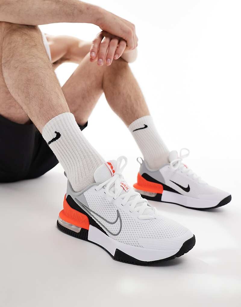 

Бело-красные кроссовки Nike Training Air Max Alpha 6