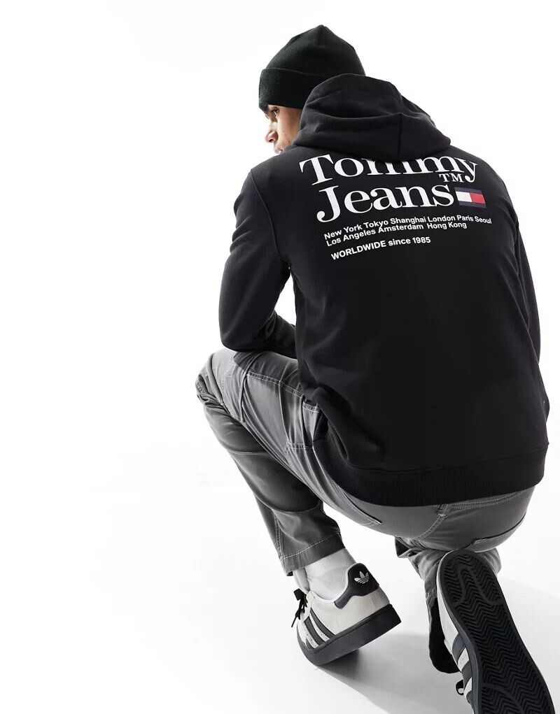 

Черная толстовка классического кроя с современным логотипом Tommy Jeans