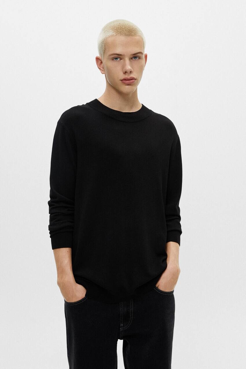 

Базовый красочный свитер с высоким воротом Pull&Bear, черный