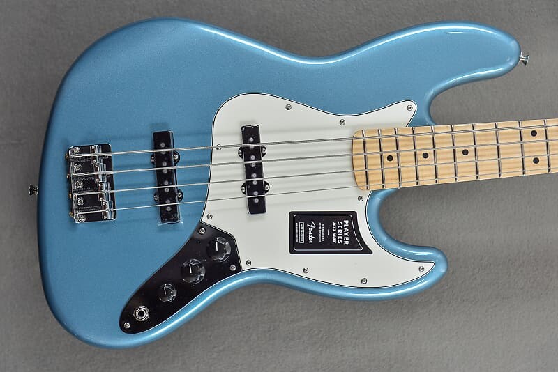 

Джазовый бас-гитарист Fender Player Jazz Bass