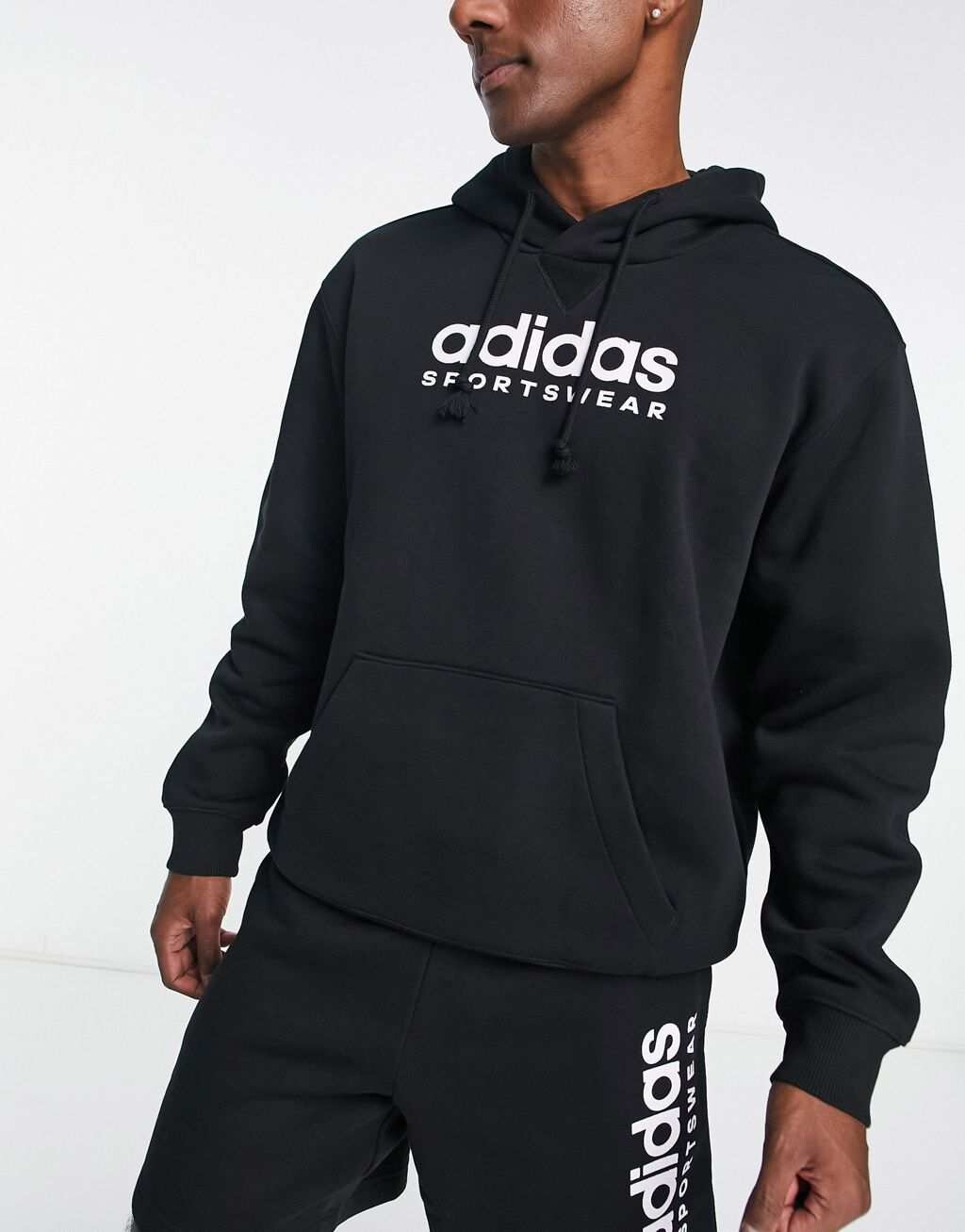 

Черная худи с логотипом adidas Sportswear