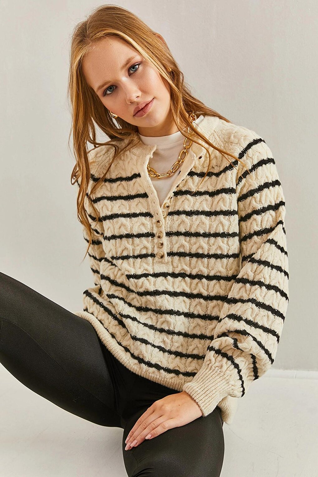 Женский полосатый трикотажный свитер с плетеным воротником и пуговицами SHADE, белый черный