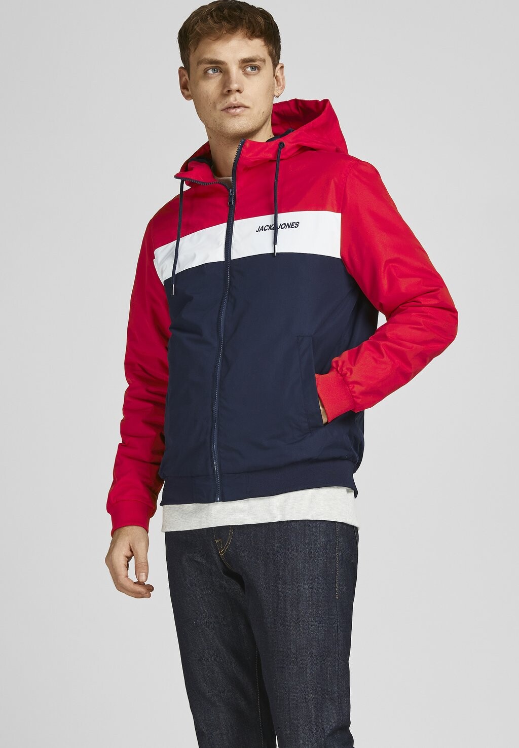 

Легкая куртка JJERUSH BLOCKING HOOD Jack & Jones, настоящий красный