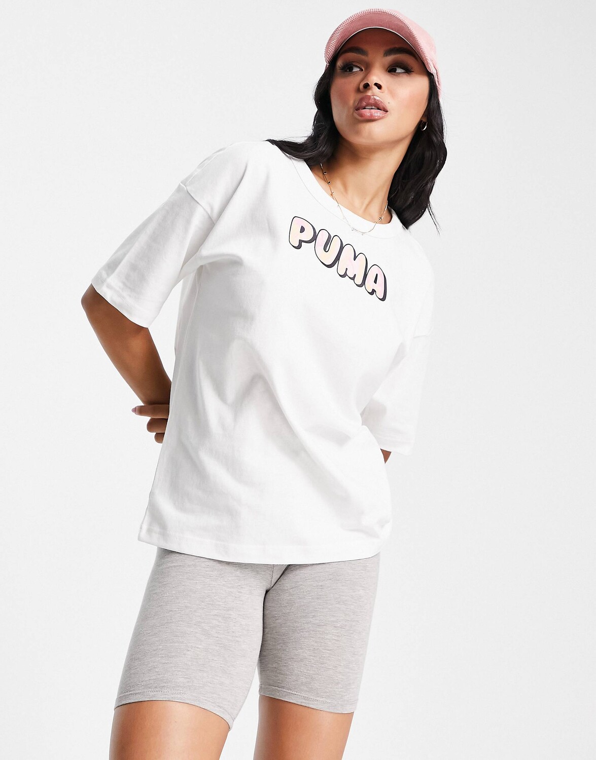 

Бело-розовая футболка с мраморным шрифтом Puma - эксклюзивно для ASOS