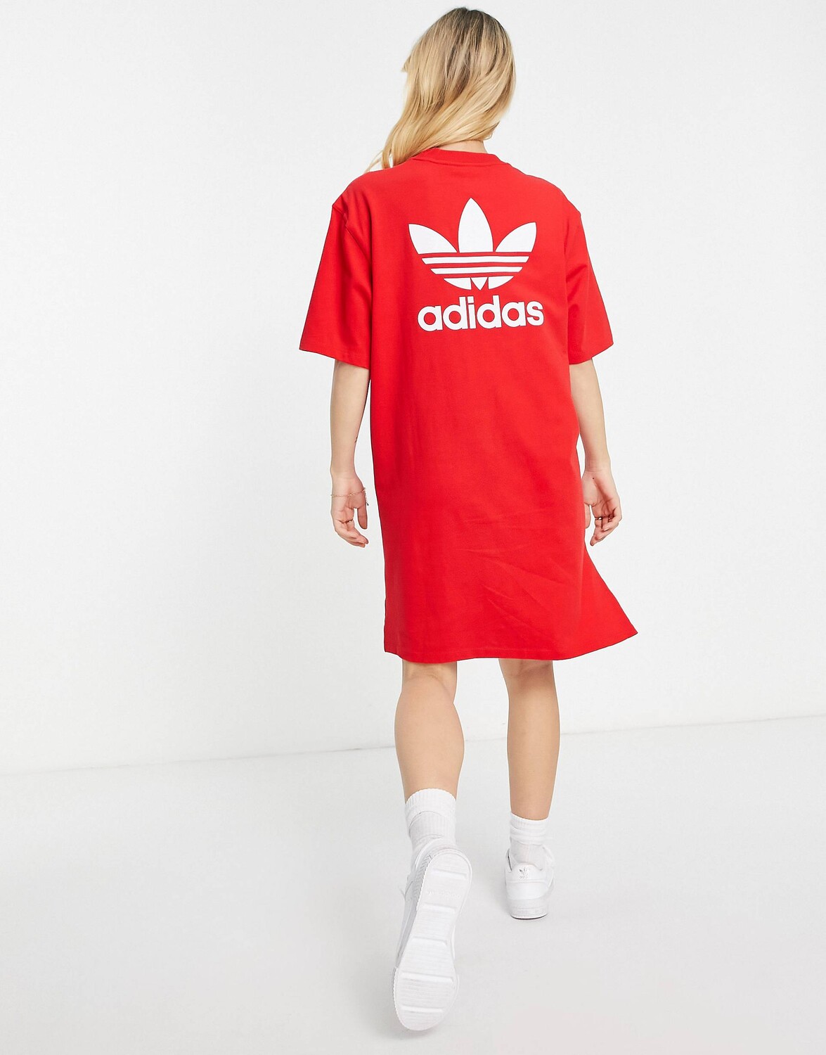

Красное платье-футболка с принтом на спине adidas Originals adicollour