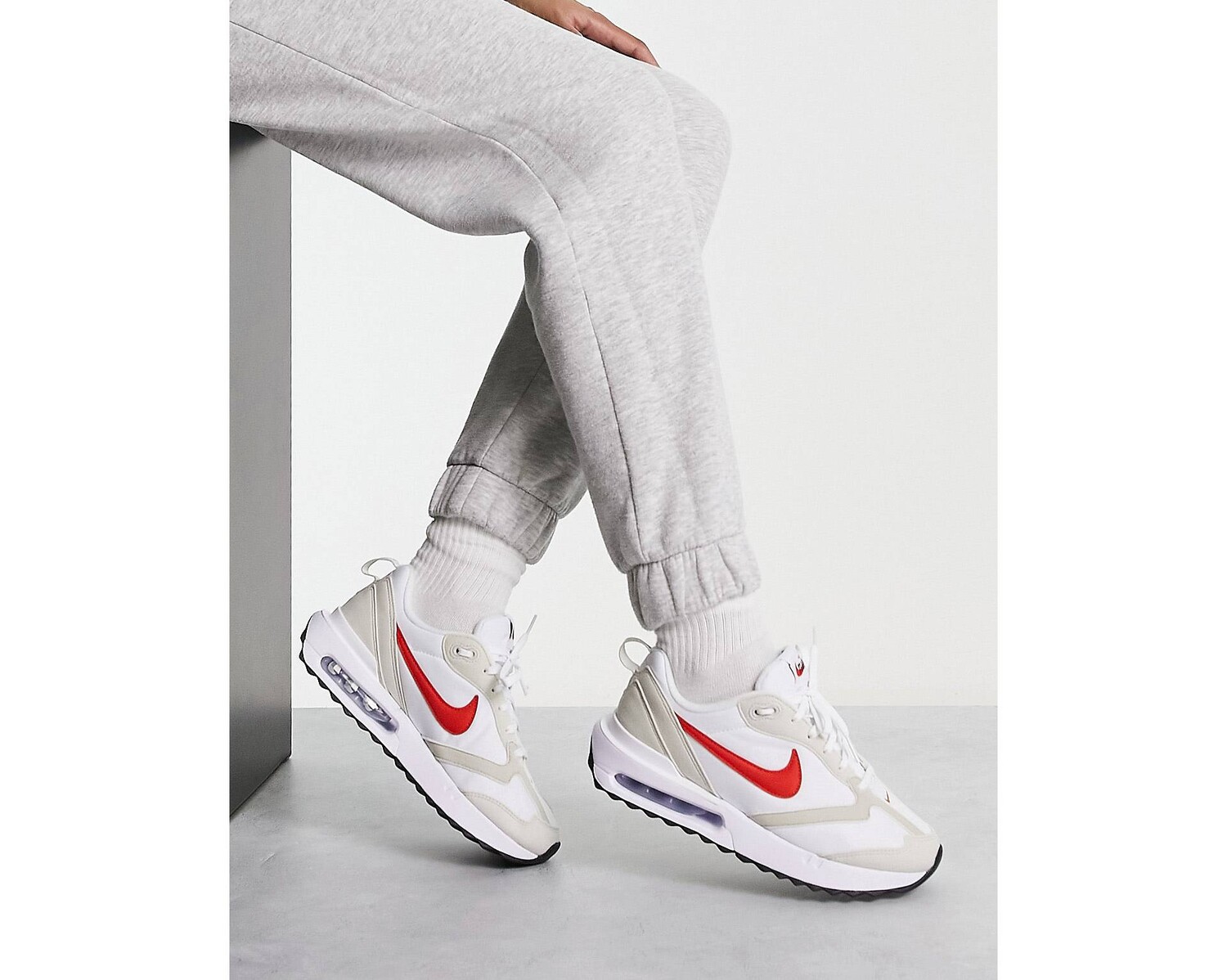 

Бело-красные кроссовки Nike Air Max Dawn, Красный