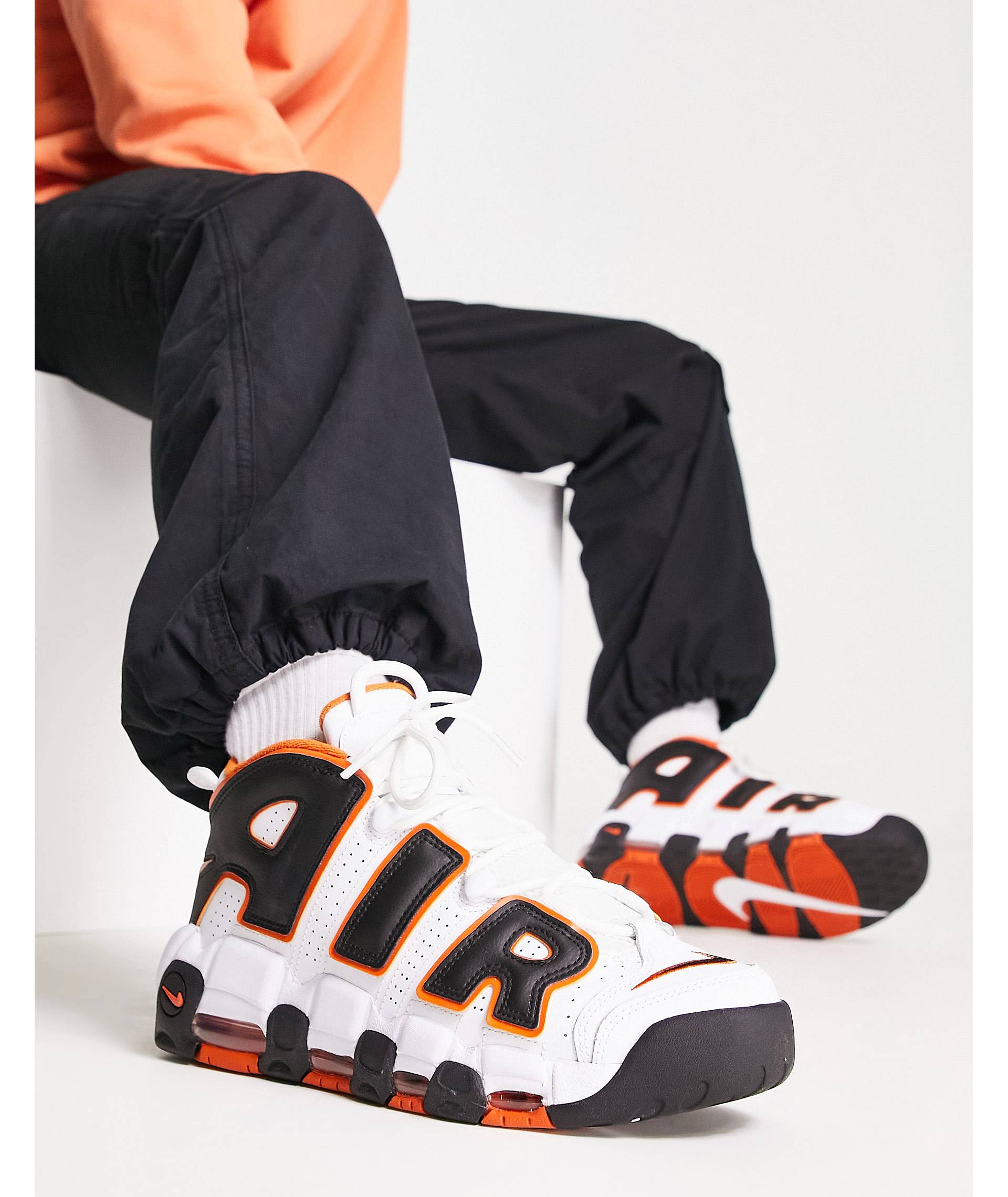 Бело-оранжевые кроссовки Nike Air More Uptempo