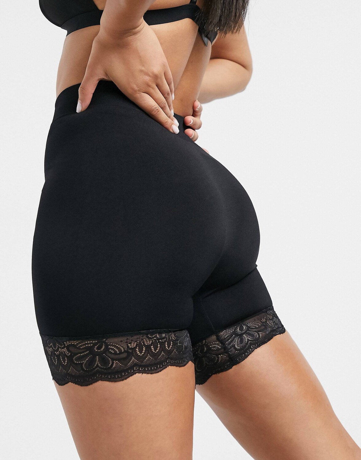 

Черные кружевные бесшовные плавные шорты ASOS DESIGN