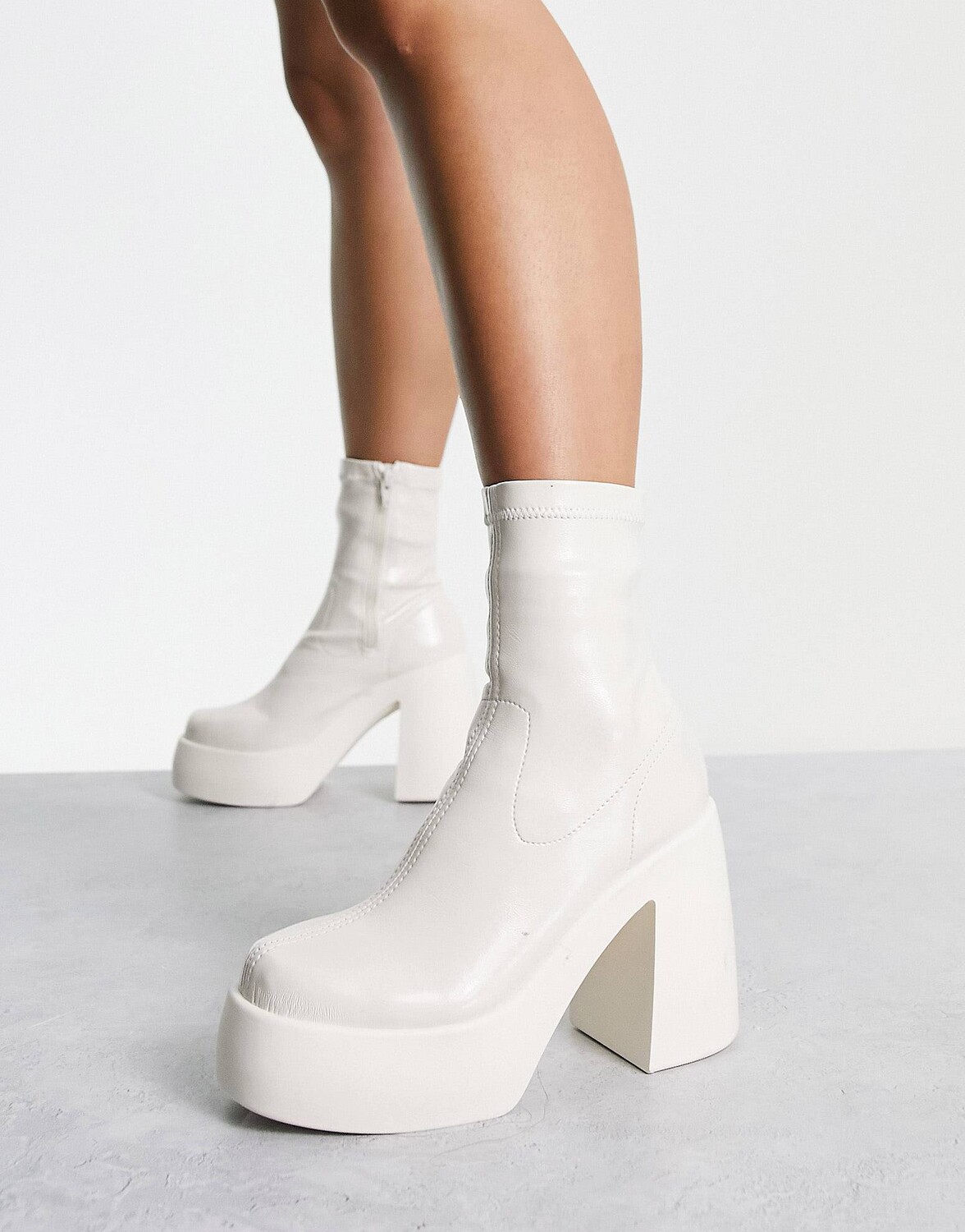 

Белые лакированные сапоги на высоком каблуке ASOS DESIGN Ember