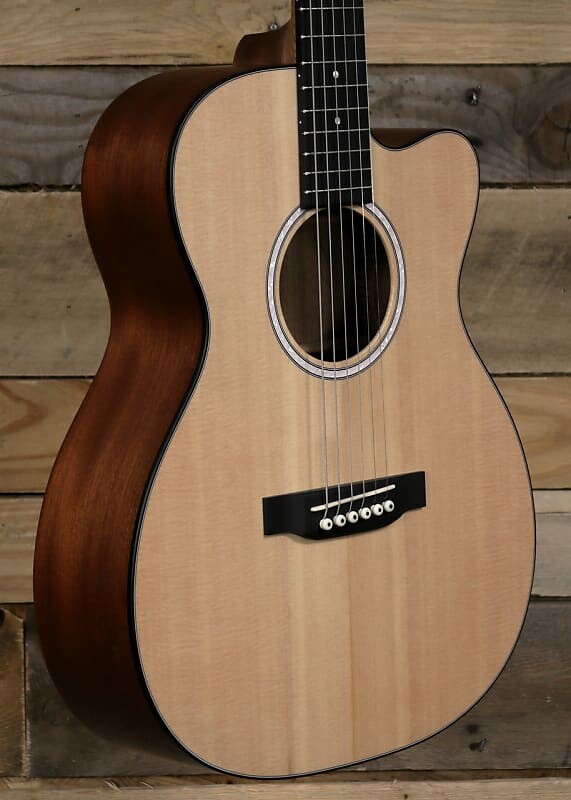 

Акустическая/электрическая гитара Martin 000CJr-10E Natural с чехлом Martin 000CJr-10E /Electric Guitar w/ Gigbag