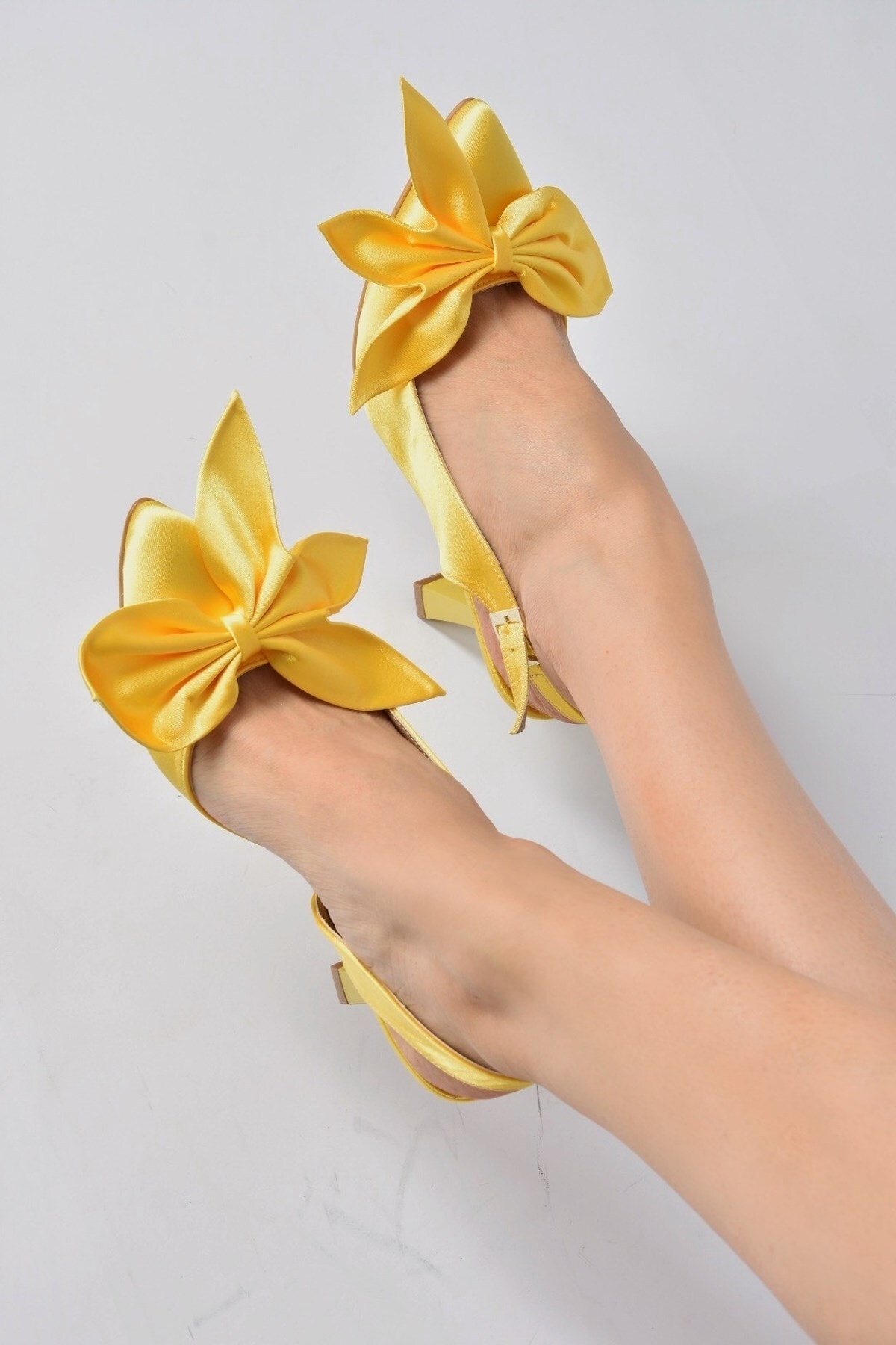 цена Женские желтые туфли на каблуке Fox Shoes, желтый