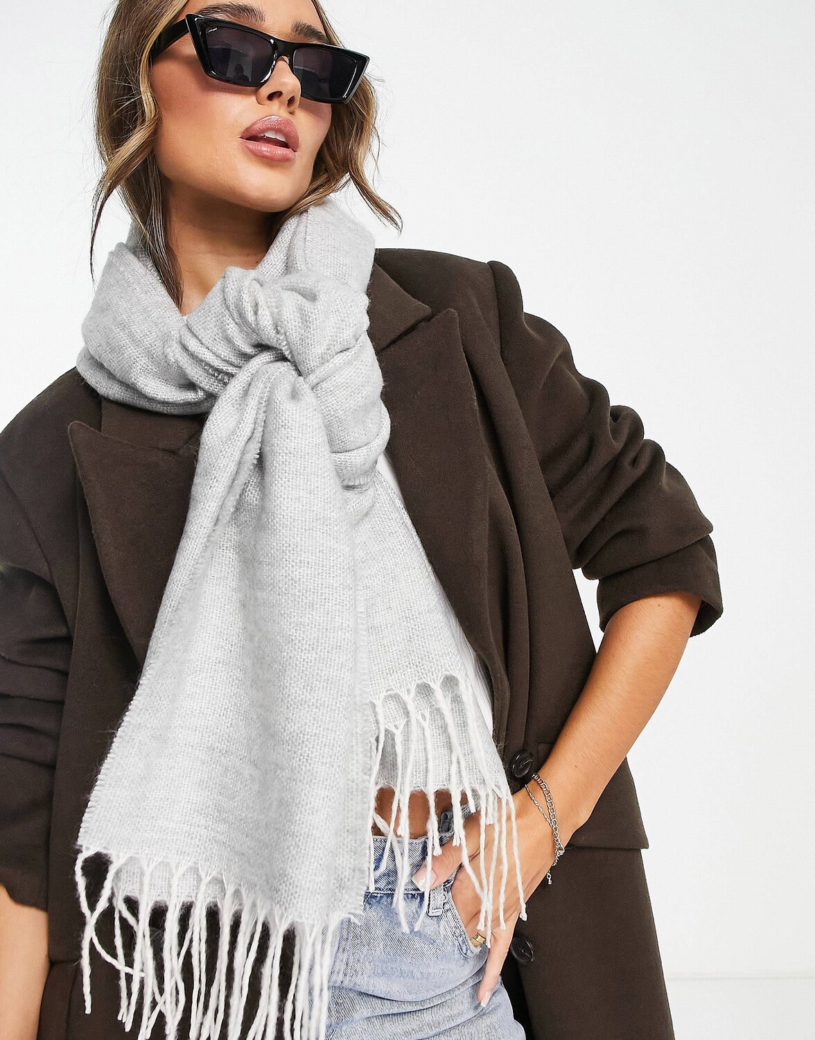 

Серо-ледяной двухцветный шарф с кисточками ASOS DESIGN