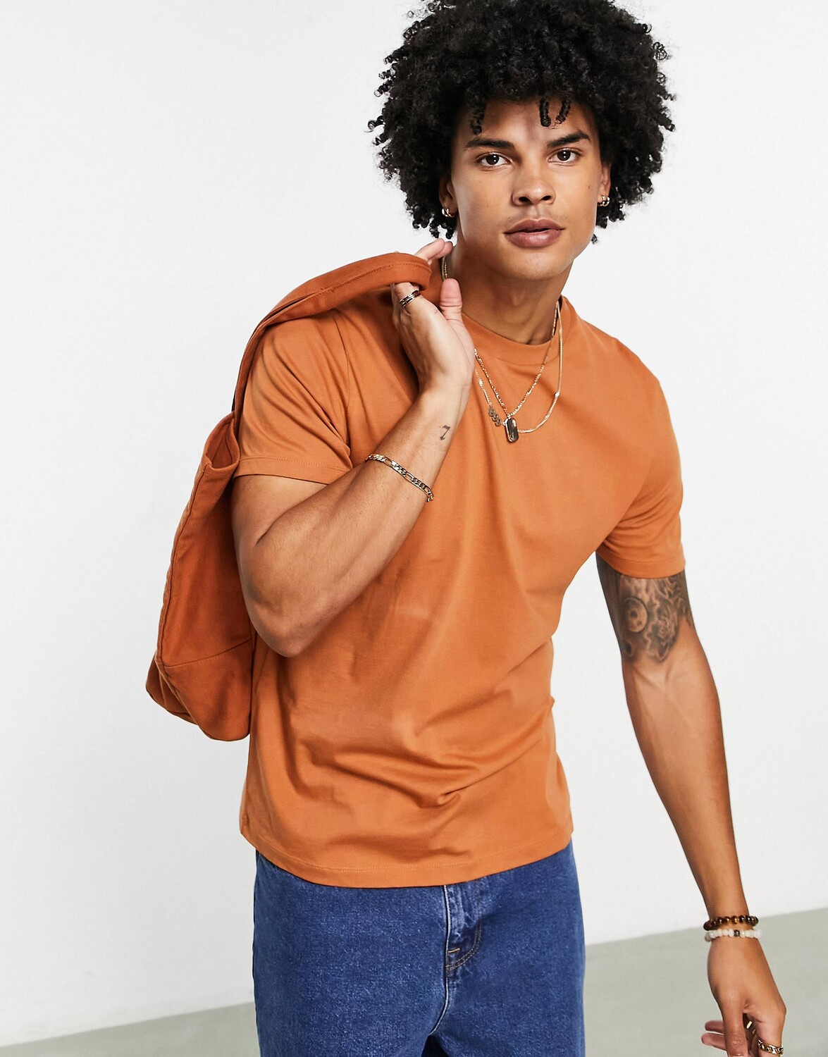 

Светло-коричневая футболка с круглым вырезом ASOS DESIGN