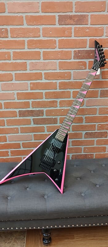 

Гитара Jackson X SERIES RHOADS RRX24 — черная с неоново-розовыми фасками Jackson Elec Gtr