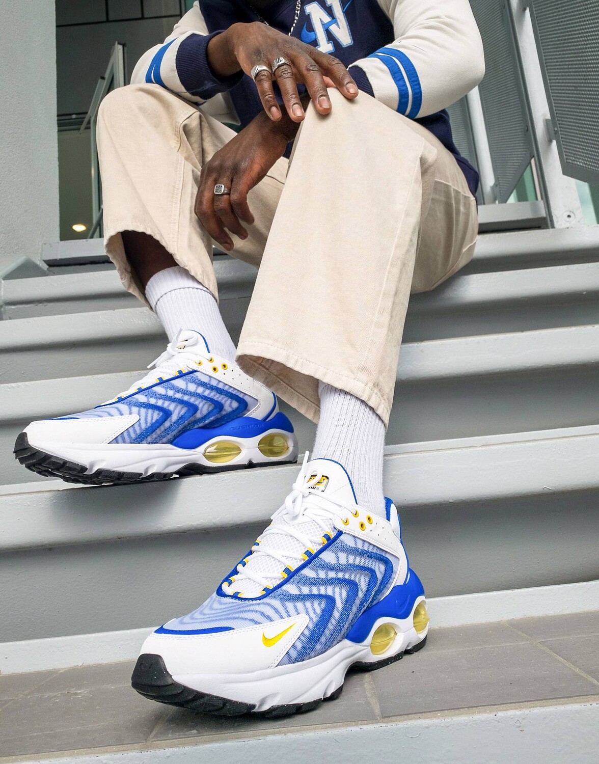 

Белые, синие и желтые кроссовки Nike Air Max TW Next Nature