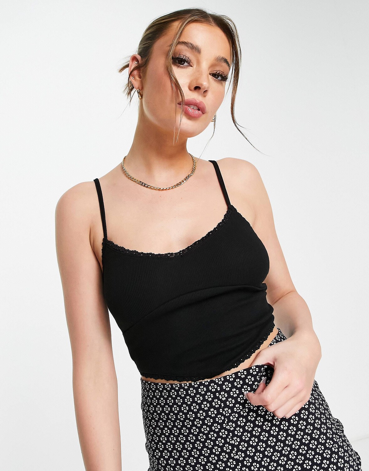 

Черная майка с шарфом и кружевной отделкой ASOS DESIGN