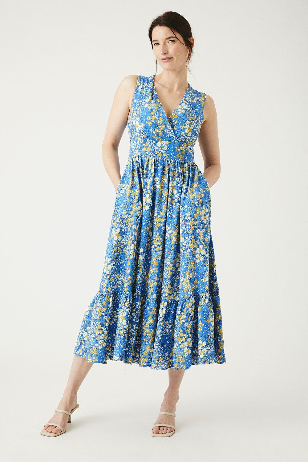 цена Синее платье-миди с V-образным вырезом и цветочным принтом Debenhams, синий