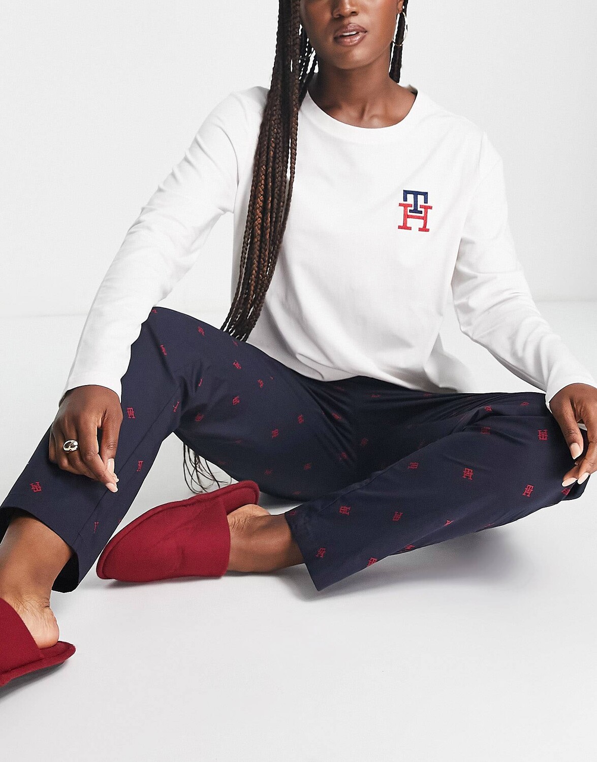 

Бело-темно-синий комплект Tommy Hilfiger Original: пижамный комплект с длинными рукавами и тапочки в подарочной упаковке