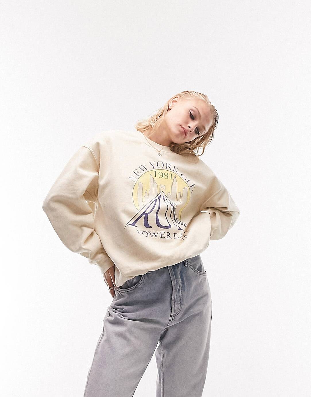 

Нейтральный свитер оверсайз в винтажном стиле Topshop New York City run