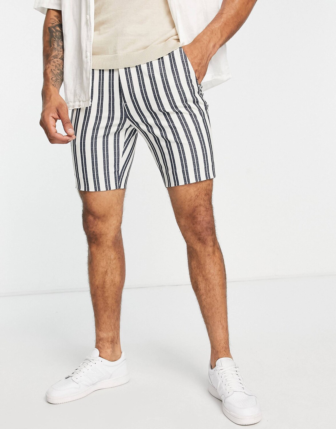 

Белые элегантные шорты скинни в элегантную полоску ASOS DESIGN