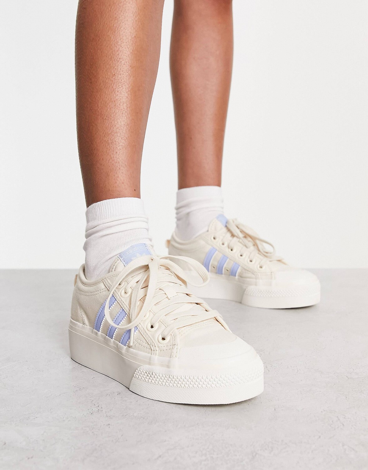 

Бело-голубые кроссовки на платформе adidas Originals Nizza