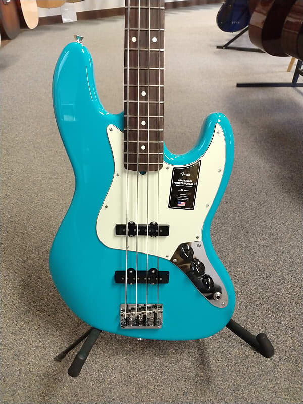 

Новый Fender American Professional II Jazz Bass Miami Blue с жестким футляром