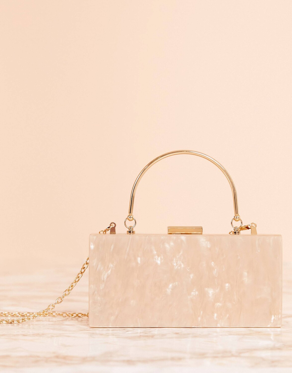 

Мраморный клатч ASOS DESIGN с металлической ручкой