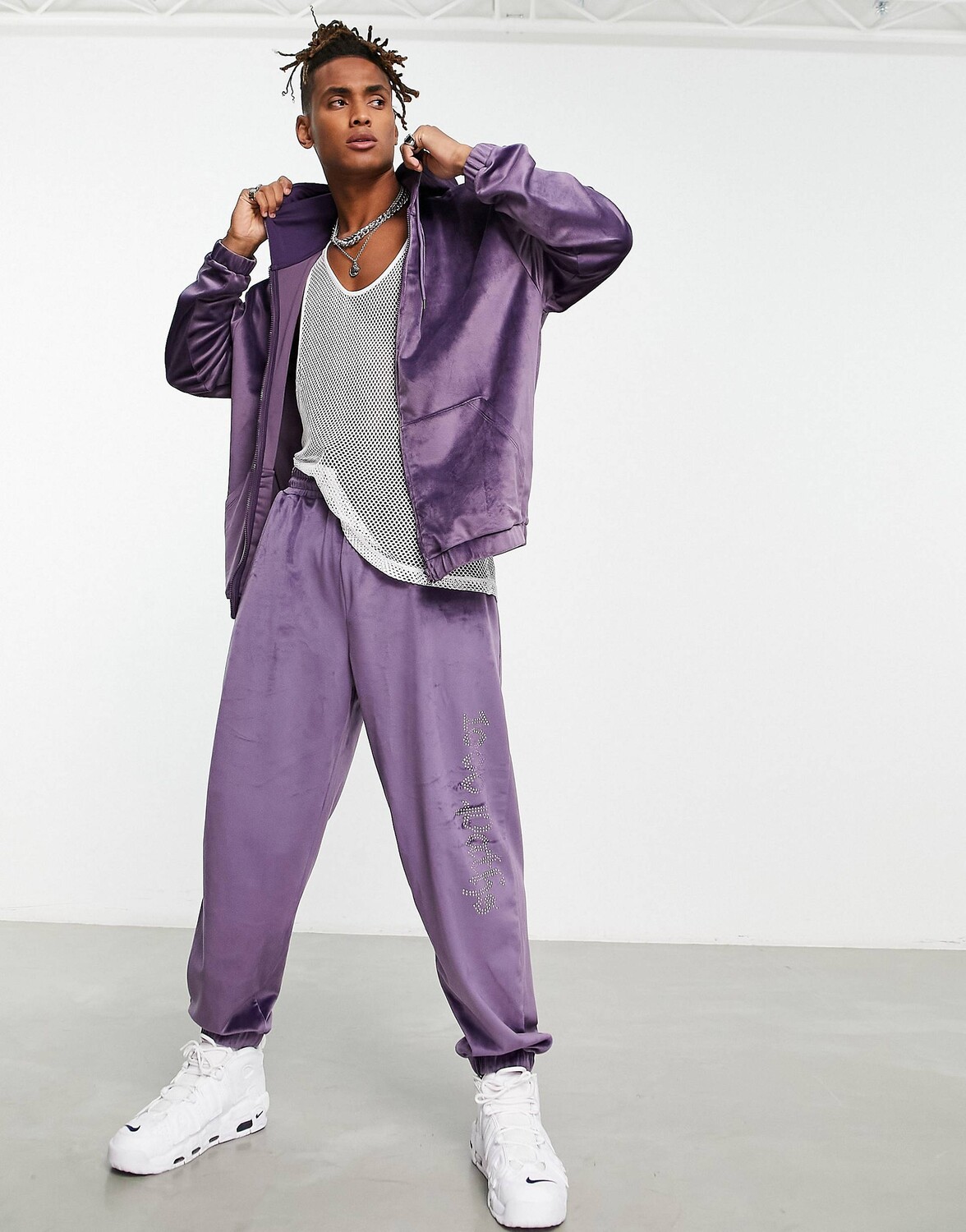 

Фиолетовые велюровые джоггеры свободного кроя с текстом из страз ASOS DESIGN