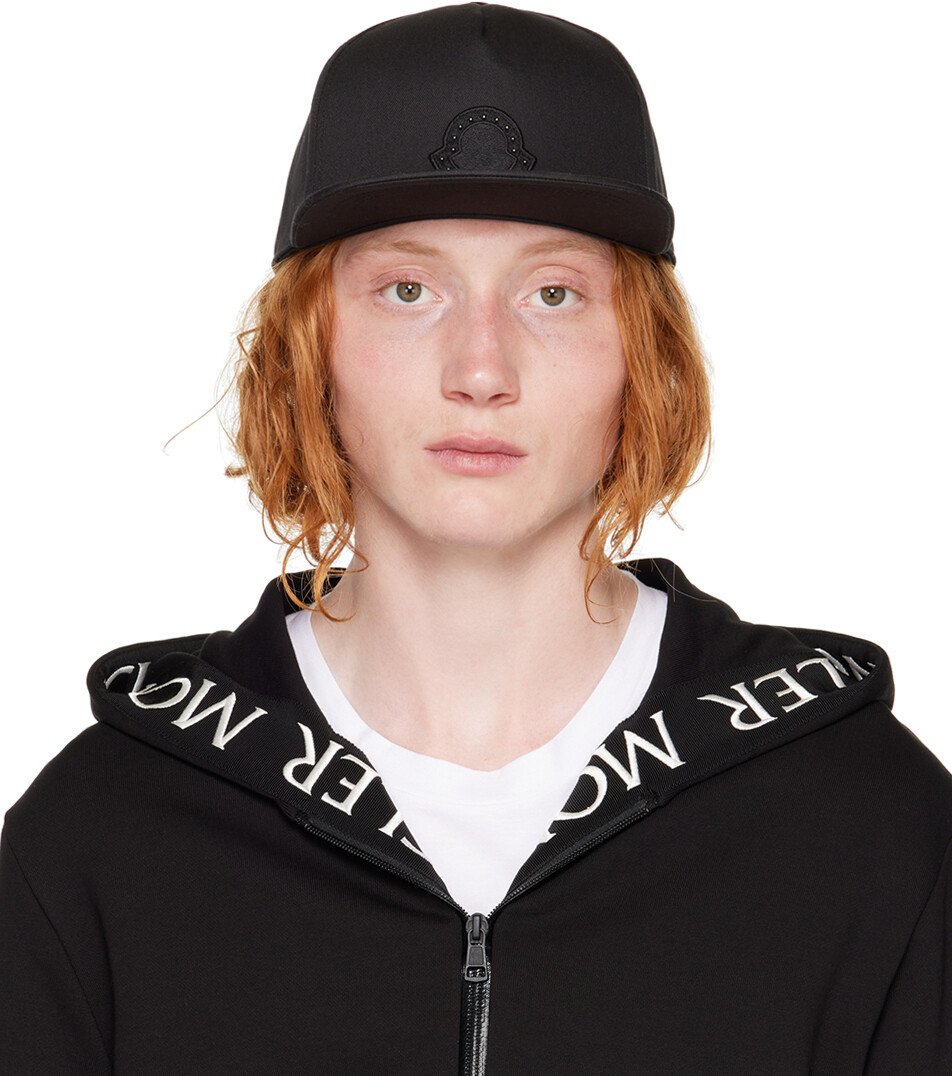 

Черная бейсболка с заклепками Moncler
