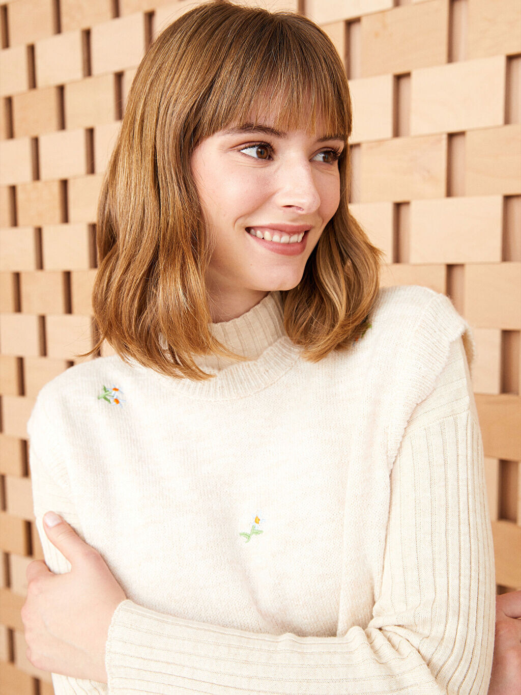 

Женский трикотажный свитер с круглым вырезом и вышивкой LCW Modest