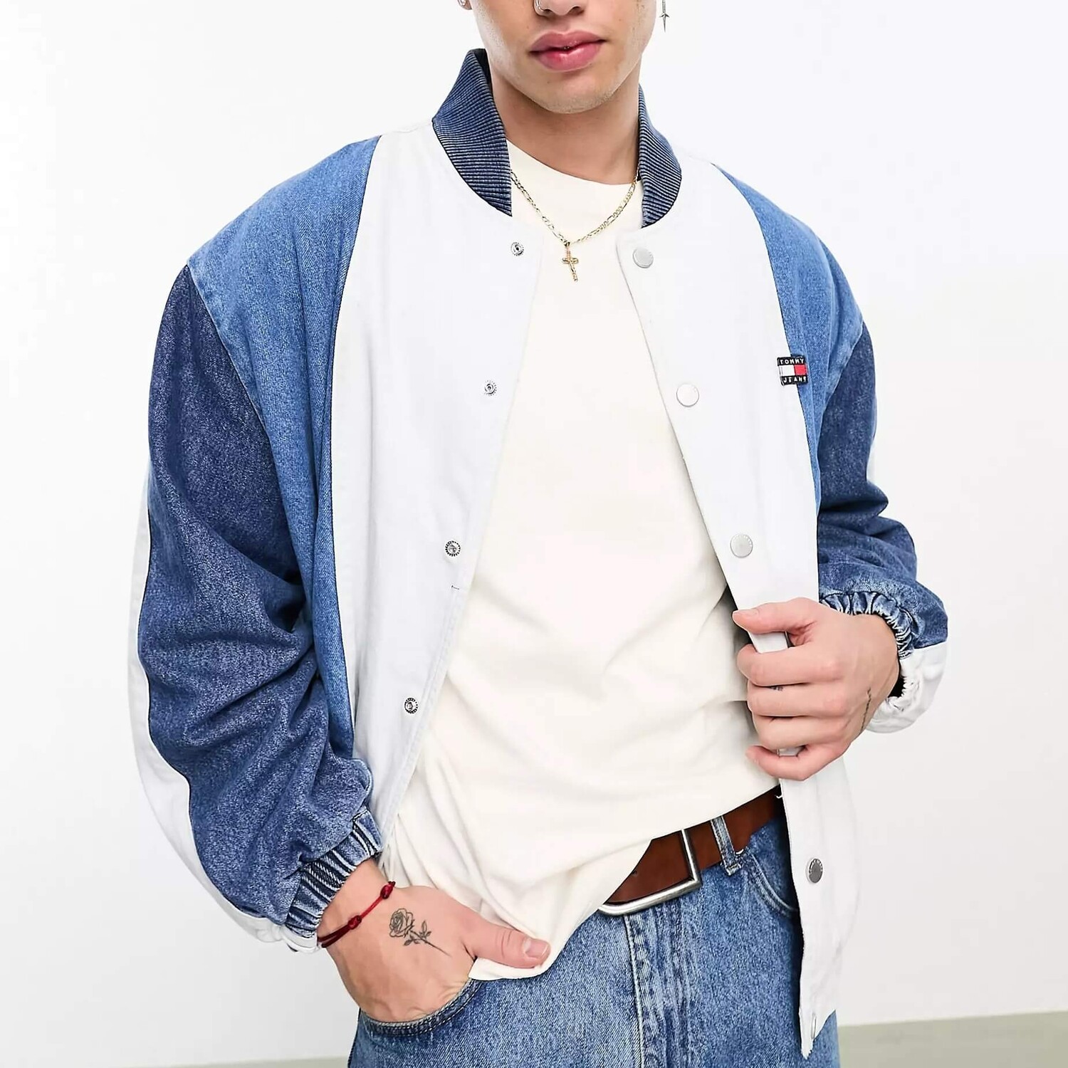 

Куртка-бомбер джинсовая Tommy Jeans Colour Block, голубой/белый