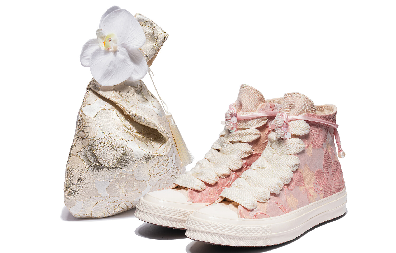 

1970-е годы. Женские высокие кеды розового цвета. Converse