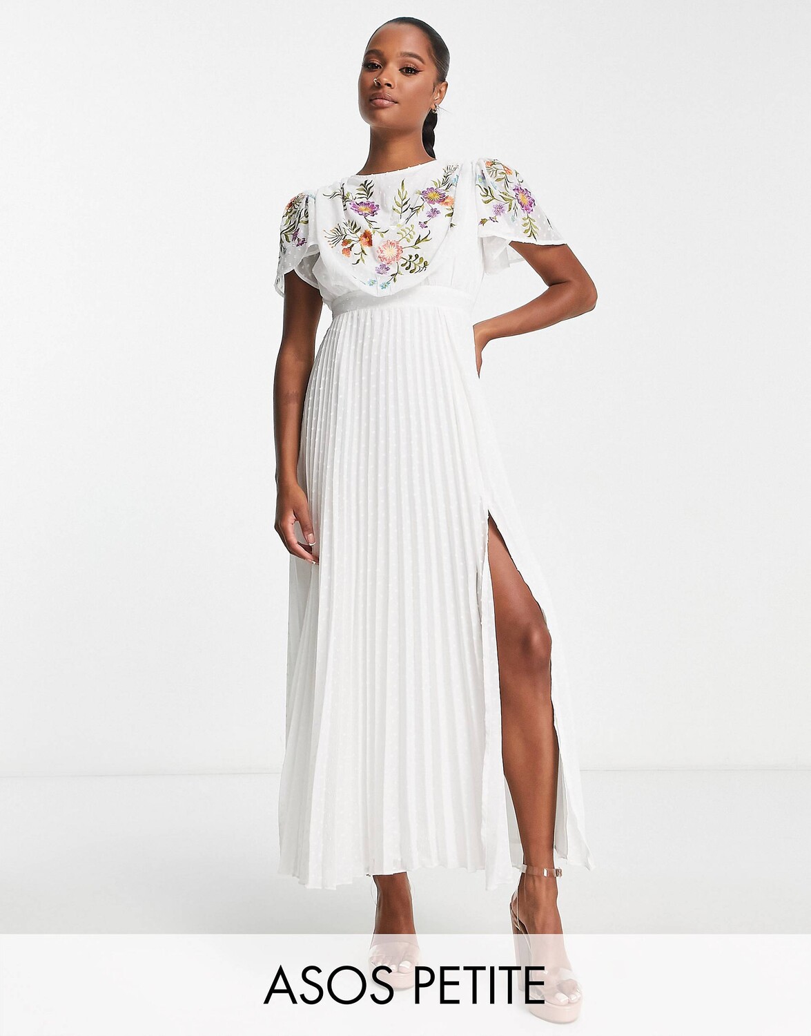 

Белое плиссированное платье миди с вышивкой и поясом ASOS DESIGN Petite