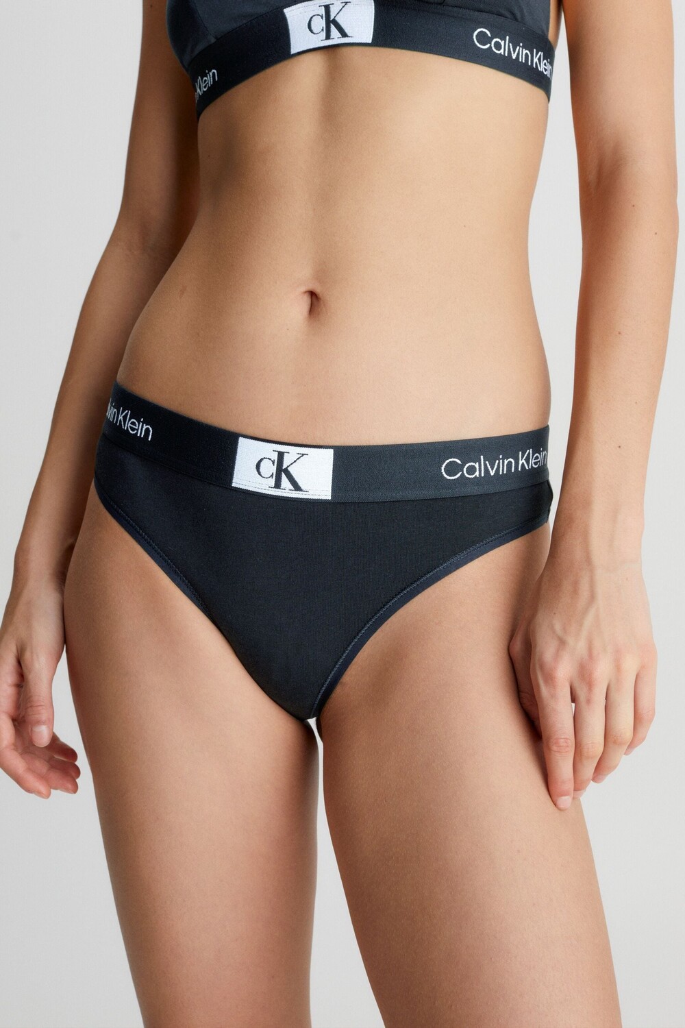 

Современные стринги Calvin Klein, черный