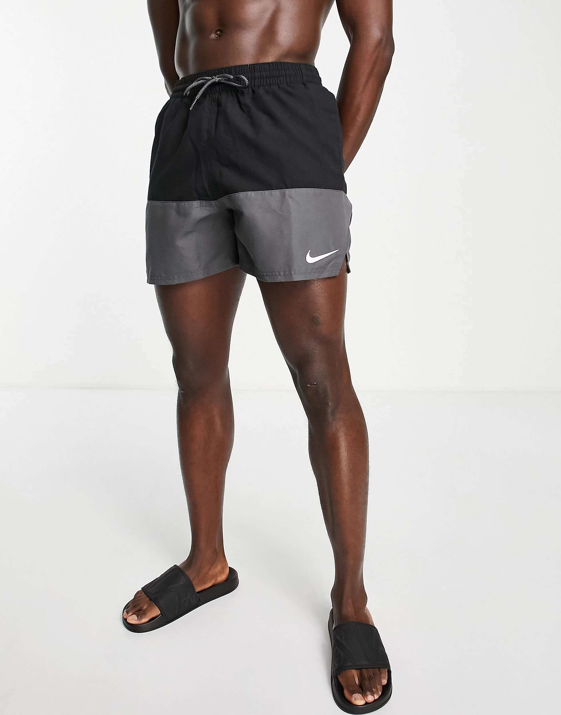 цена Черно-серые шорты с цветными блоками Nike 5 дюймов