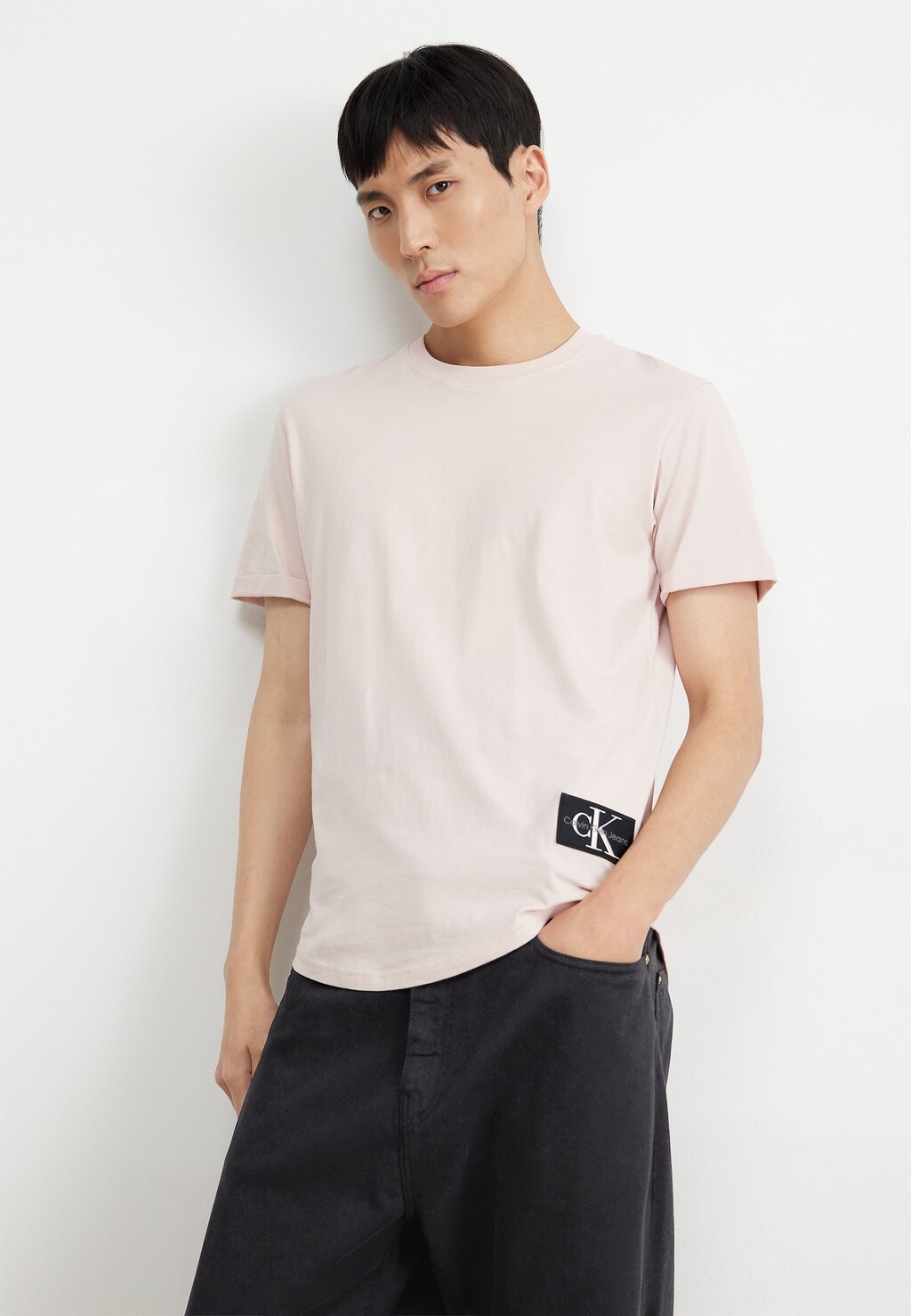 

Базовая футболка Badge Turn Up Sleeve Calvin Klein Jeans, цвет sepia rose