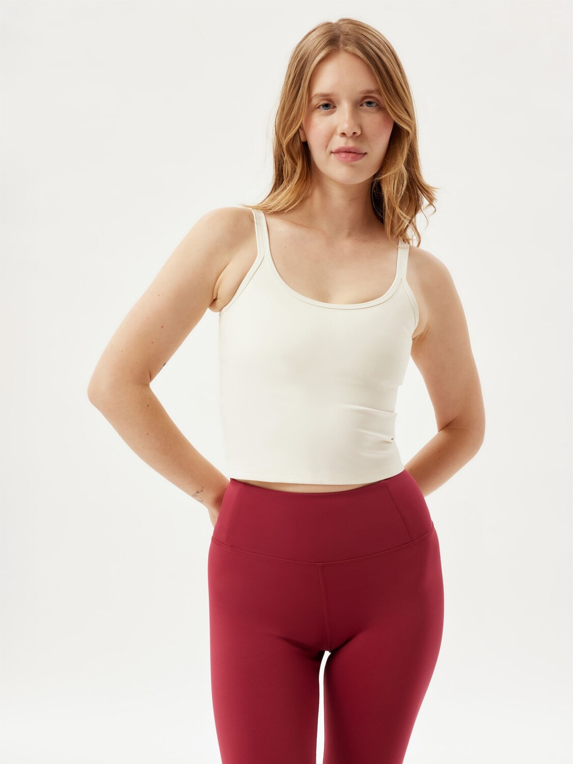 

Майка Girlfriend Collective Gemma Scoop, цвет слоновой кости