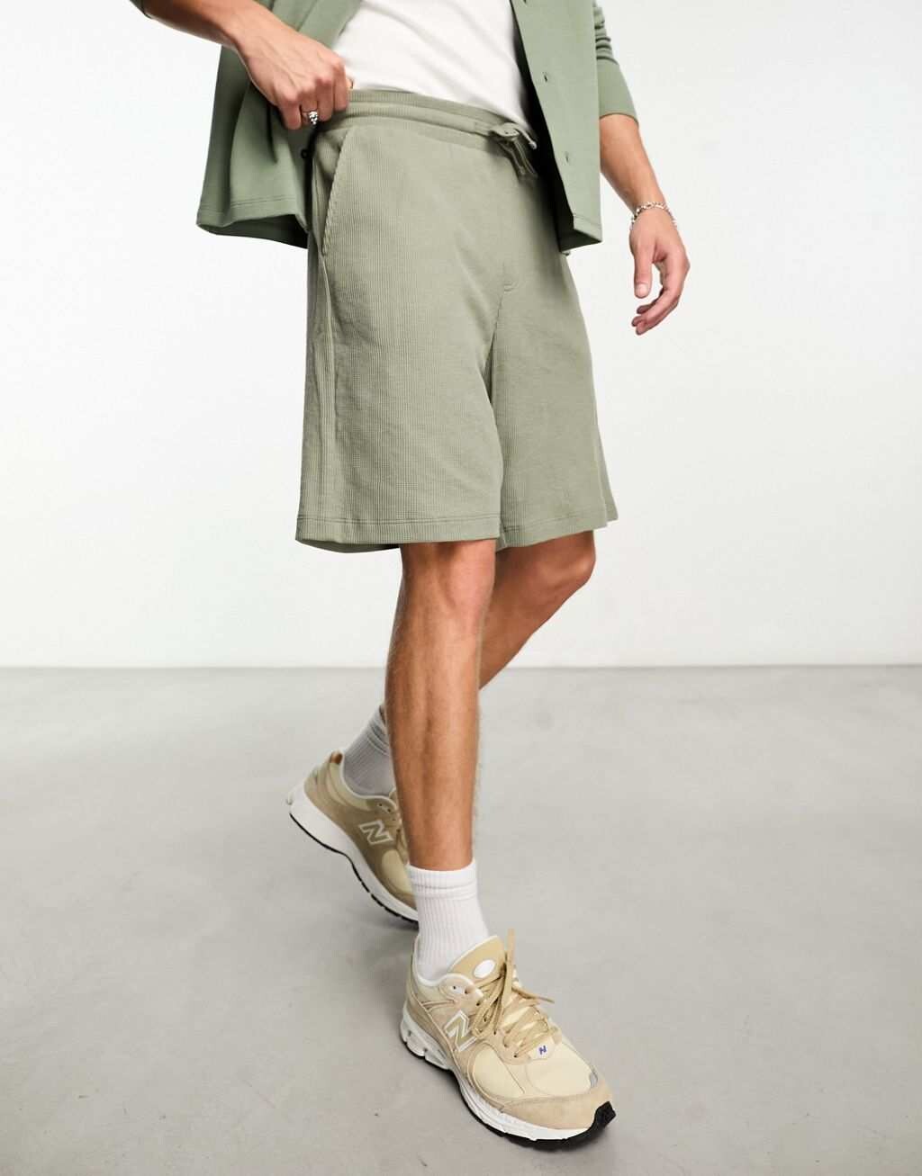 

Зеленые вафельные шорты оверсайз цвета хаки ASOS DESIGN