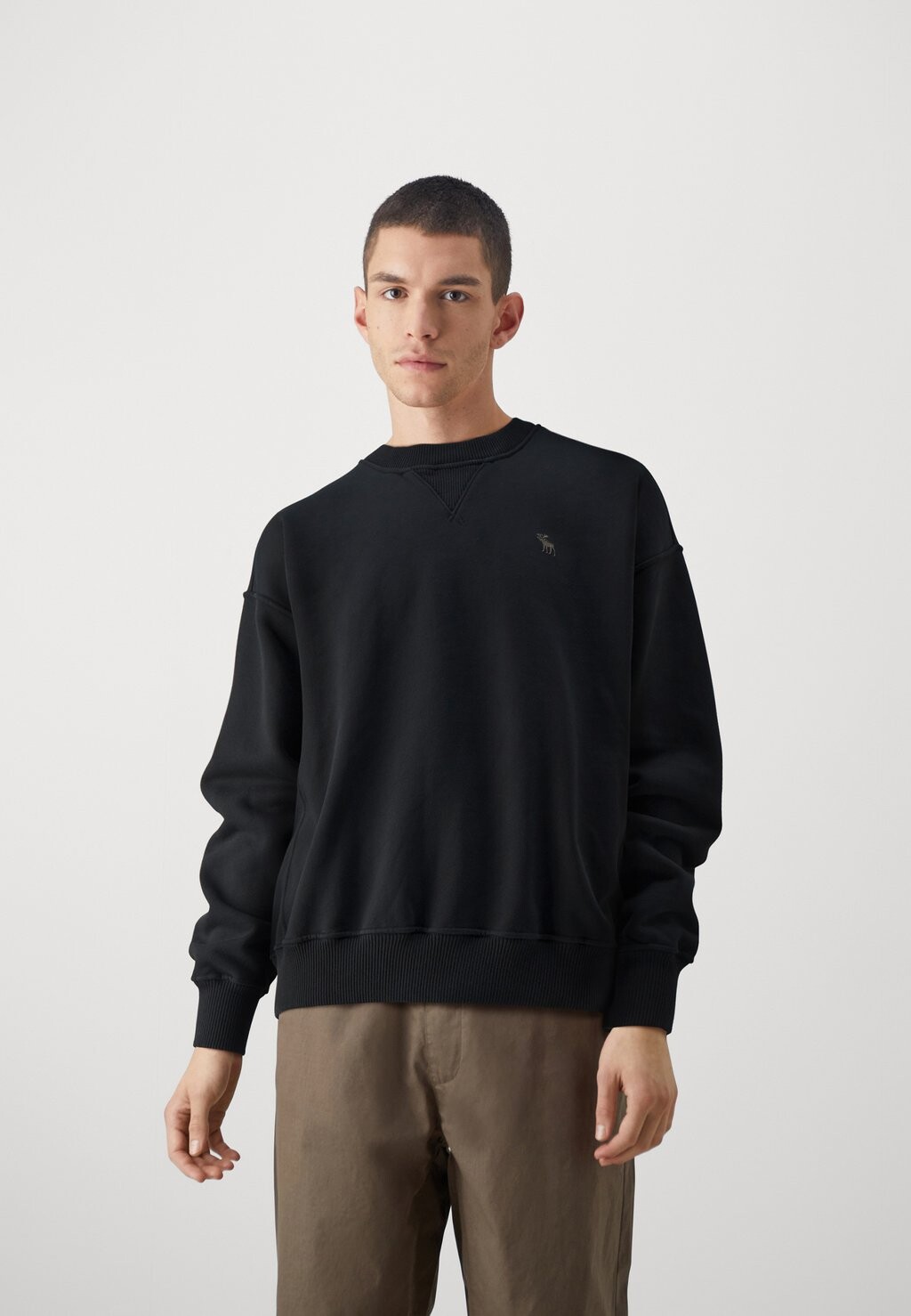 

Толстовка Premium Heavyweight Icon Crew Abercrombie & Fitch, цвет casual black