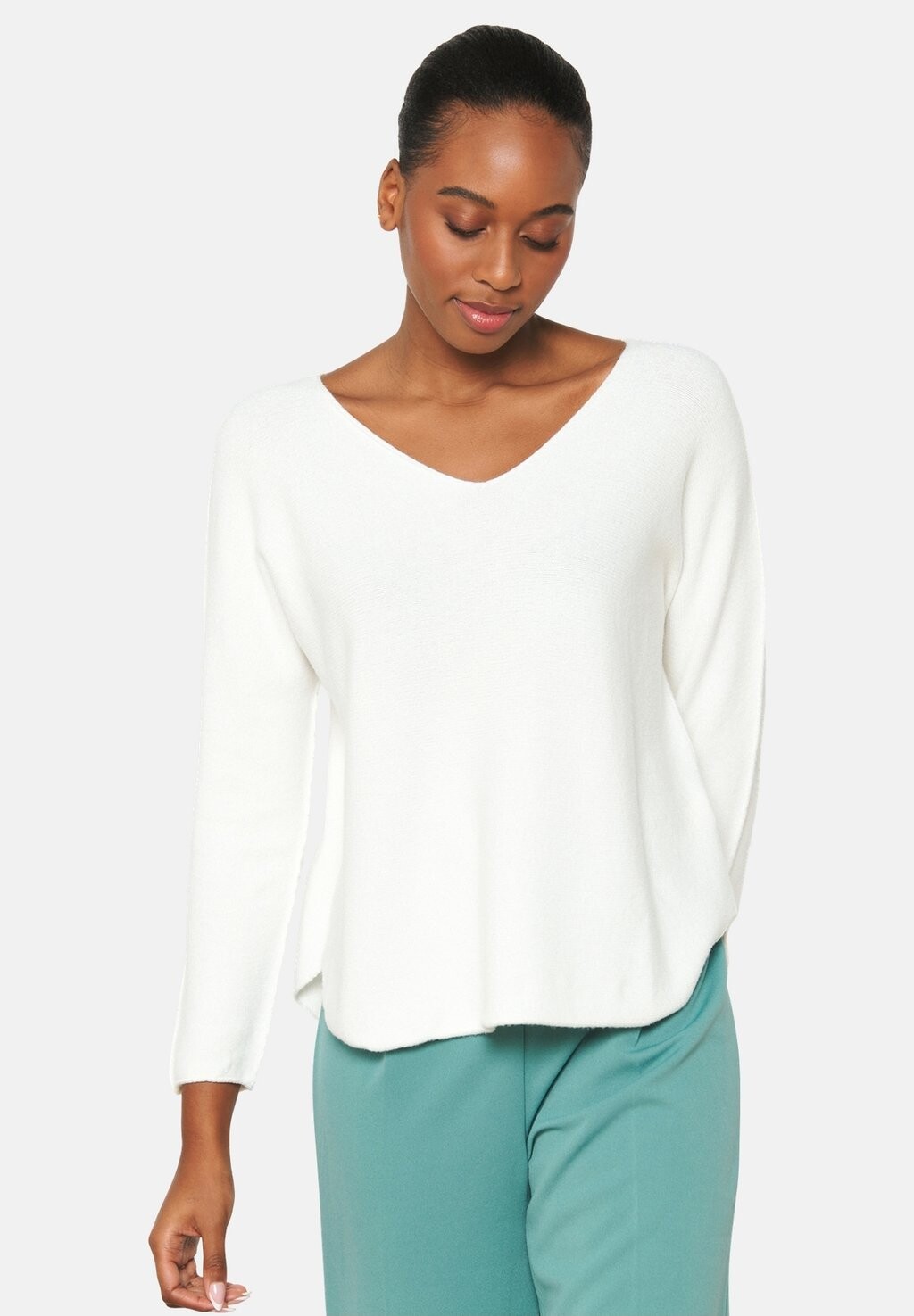 

Вязаный свитер WITH V-NECK LolaLiza, цвет offwhite
