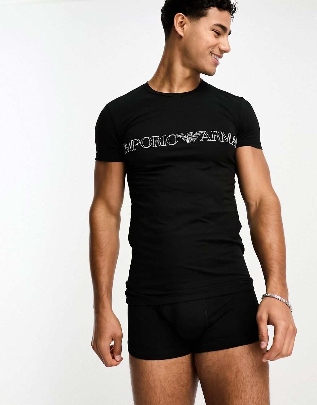 

Черный комплект из футболки и чемодана Emporio Armani Bodywear