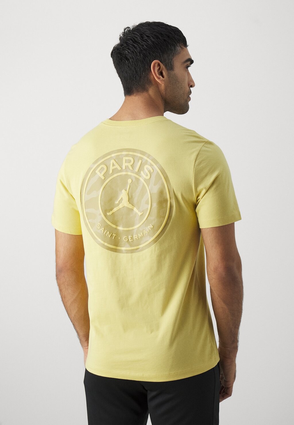 

Team Jordan X Paris St Germain Logo Tee Nike, цвет saturn gold/sail