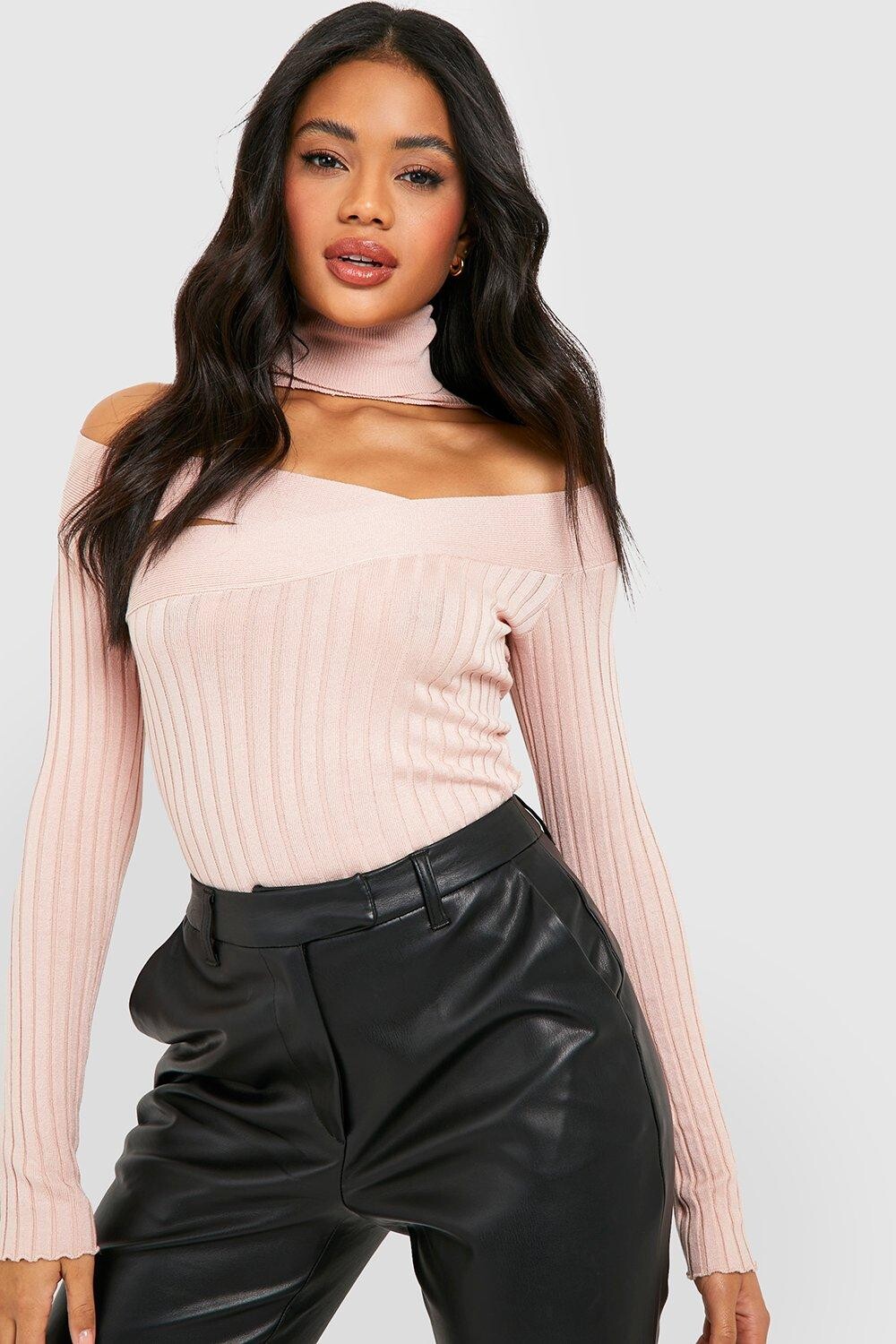 

Трикотажный топ в ребку с высоким вырезом и запахом от плечевого выреза Boohoo, нюд