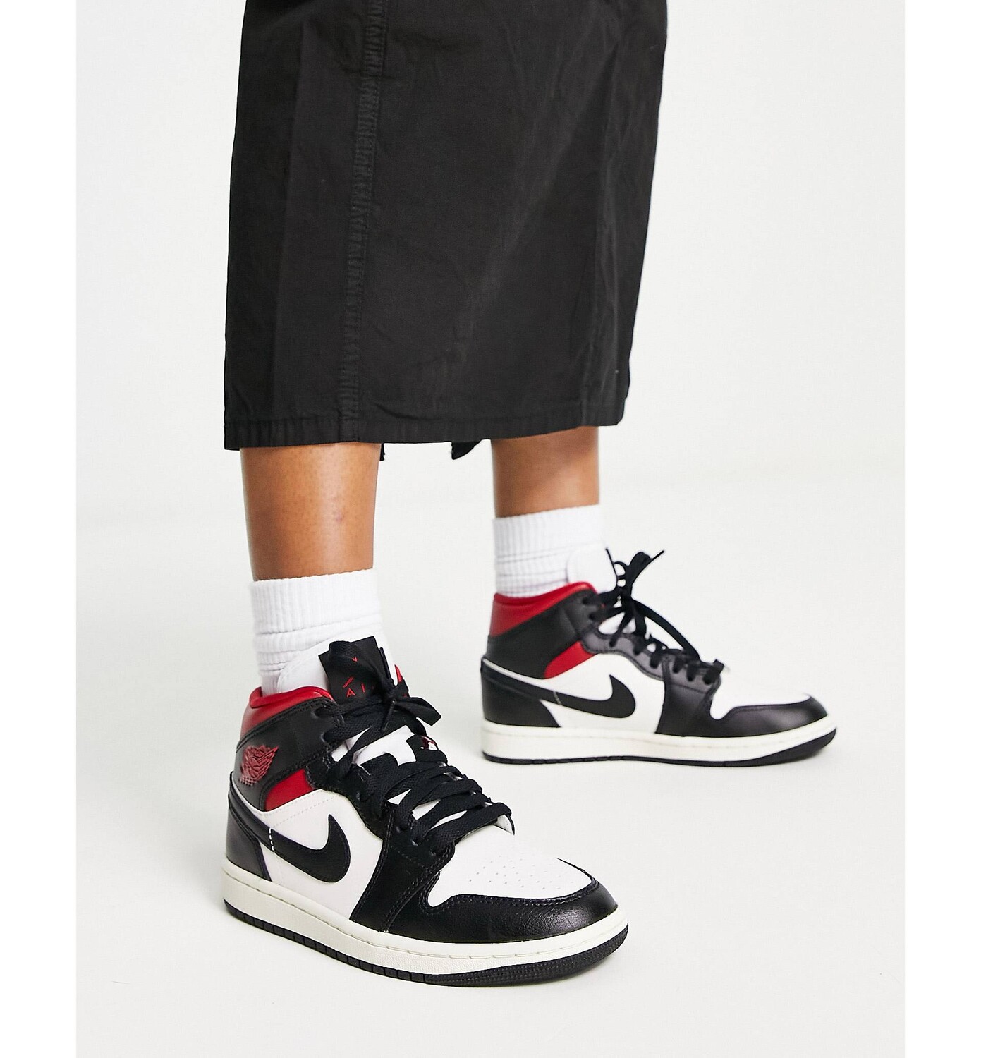 

Черно-красные кроссовки Jordan AJ1 Mid