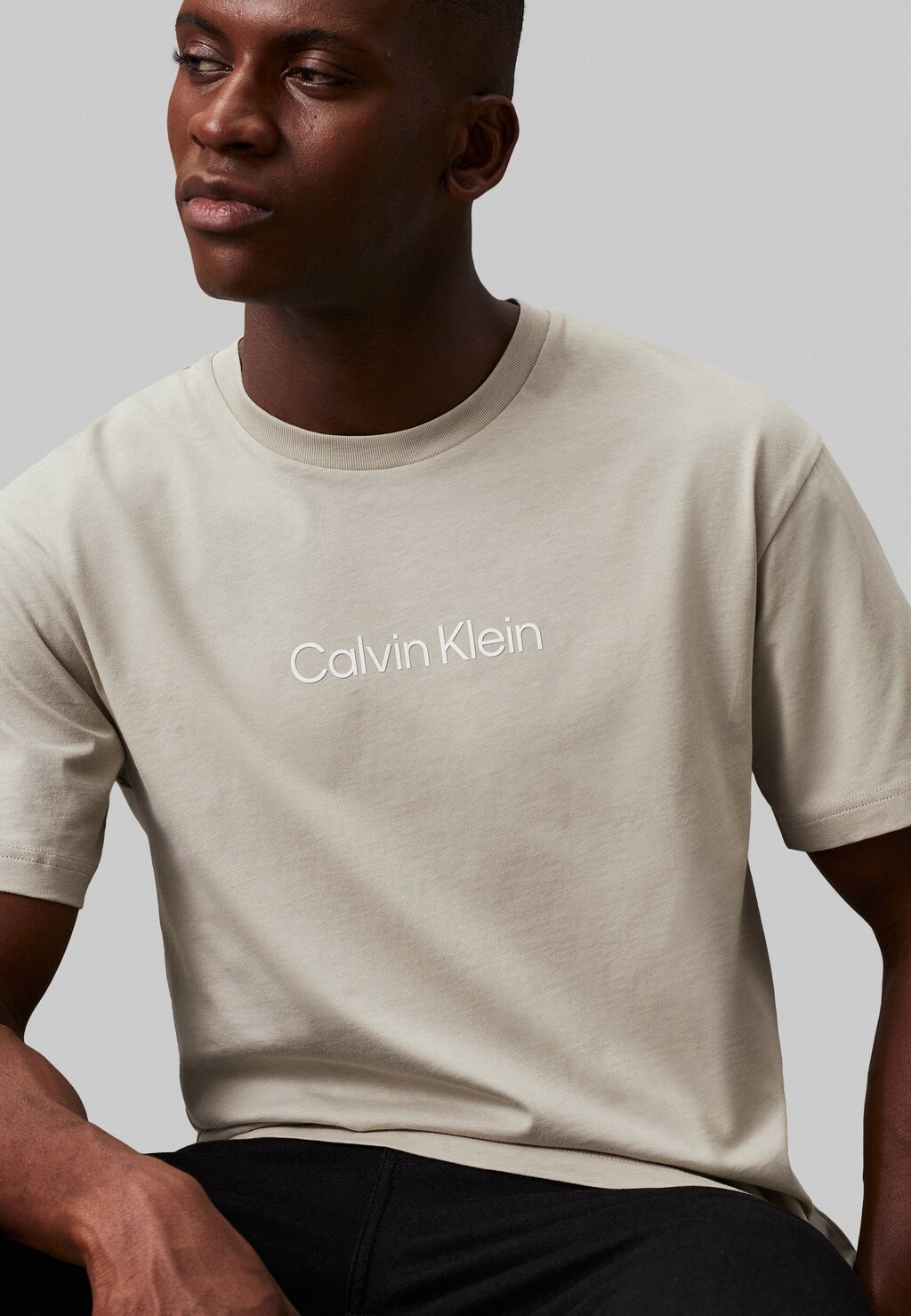 

Базовая футболка HERO LOGO COMFORT Calvin Klein, серо-коричневый