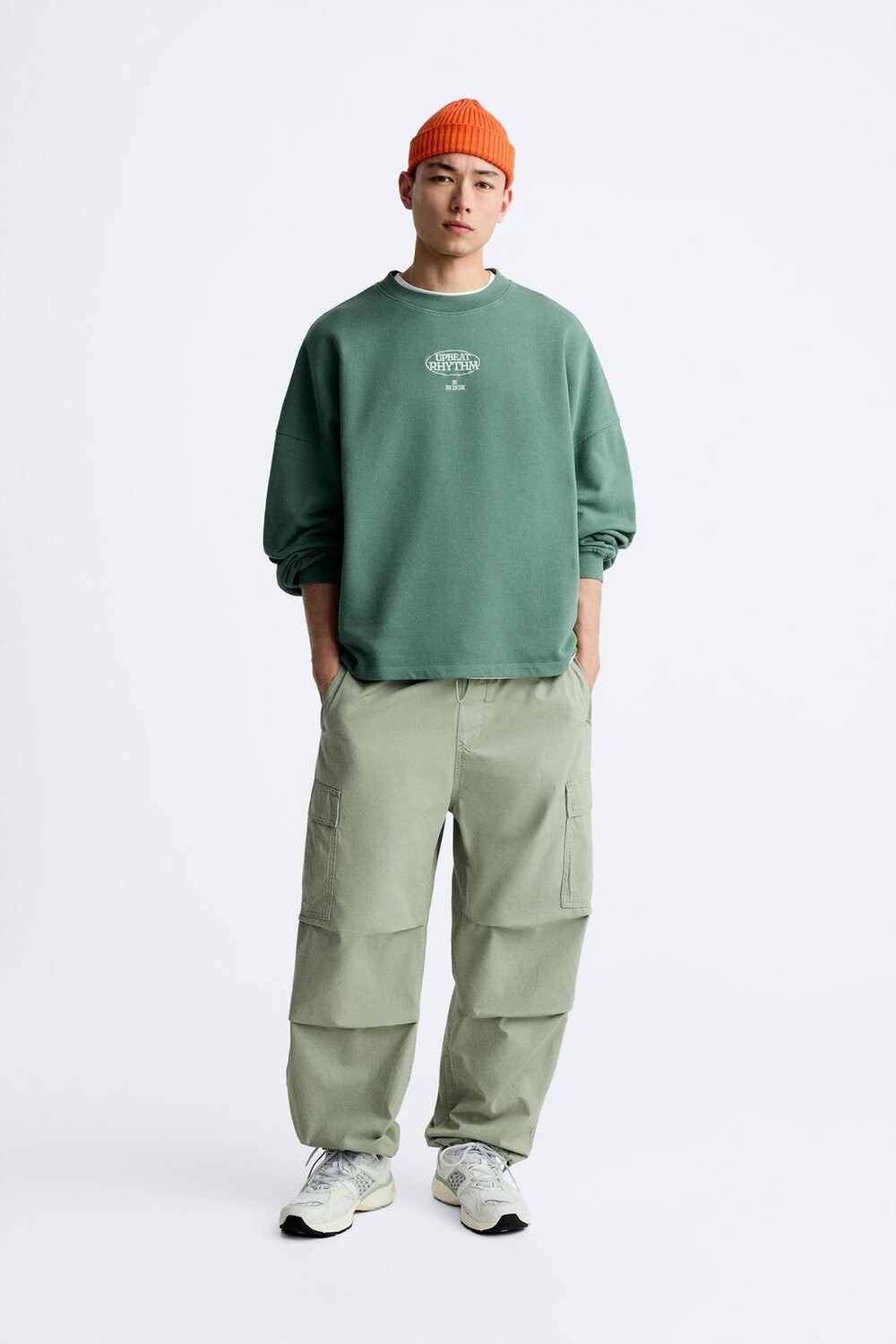 

Свитшот с вышишенным слоганом ZARA, мытый зеленый