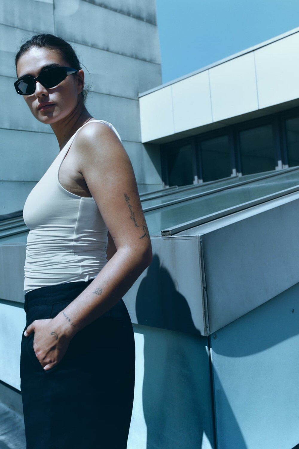 

Топ из полиамида на широких лемах ZARA, белый