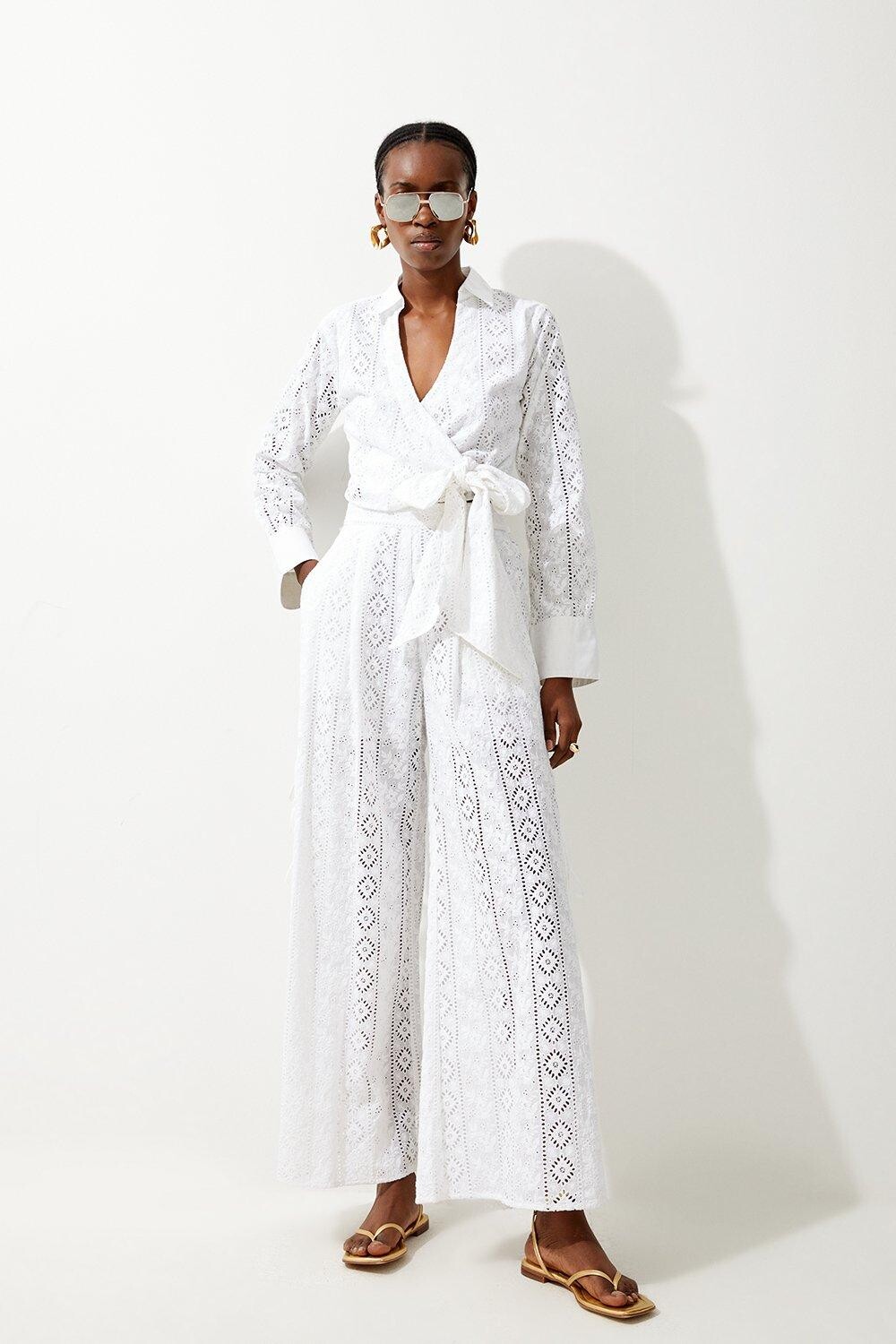 

Комбинация хлопкового топа с запахом Broderie и широких брюк Karen Millen, белый