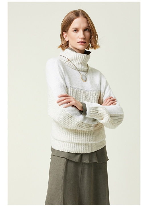 Базовый темно-белый женский свитер с высоким воротником Network